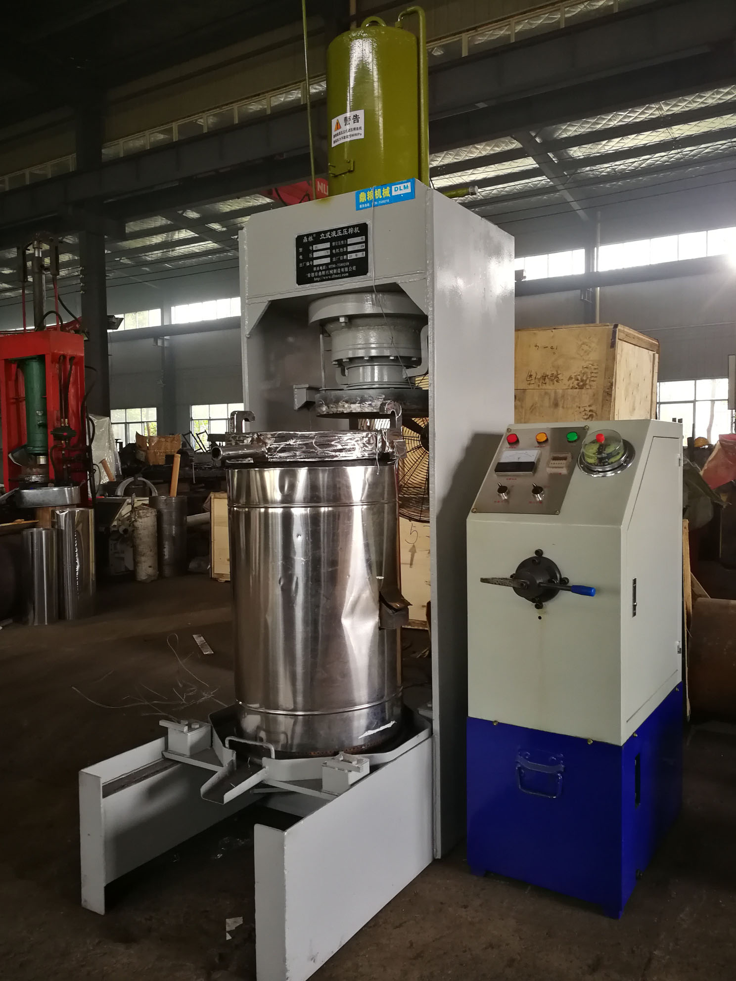 不銹鋼超高壓立式液壓壓榨機(jī)，果汁壓榨機(jī)，果渣壓榨機(jī)，藥材壓榨，油渣處理，白土壓榨